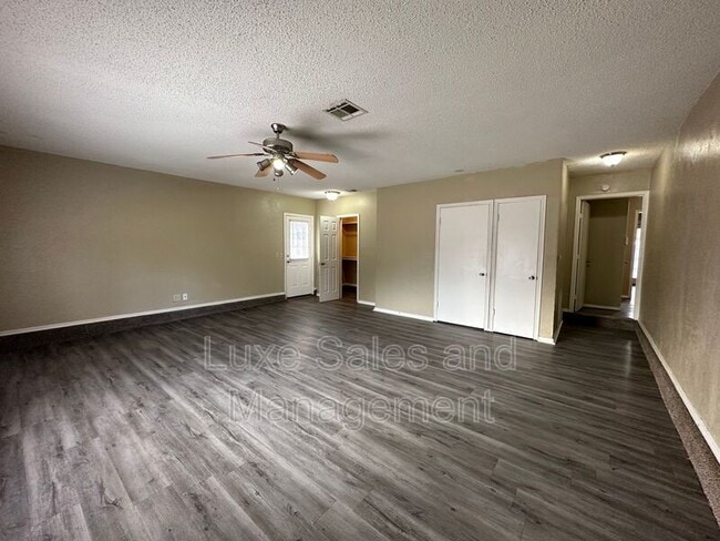 Building Photo - 621 Lotus Ave