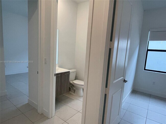 Building Photo - 4506 SW 174th Ave