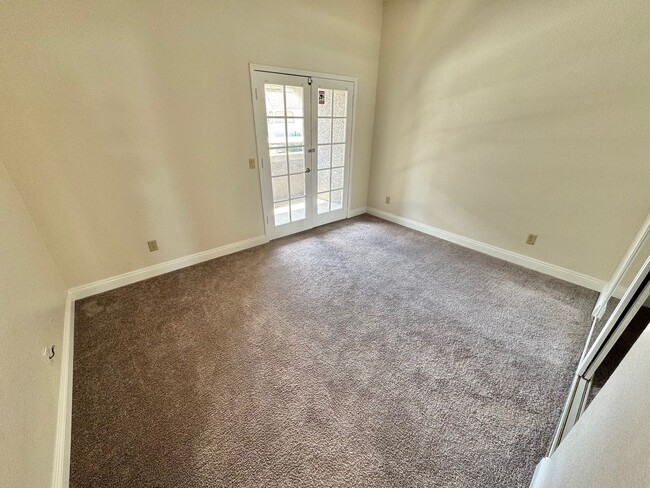 Building Photo - ADORABLE SECOND STORY 2 BEDROOMS 2 FULL BA...