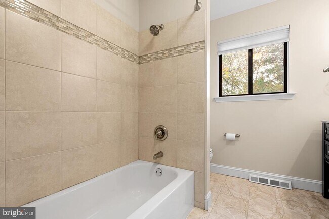 Building Photo - 201 Fairfax Ct