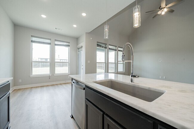 Building Photo - Stunning 4-bedroom, 3-bathroom home locate...