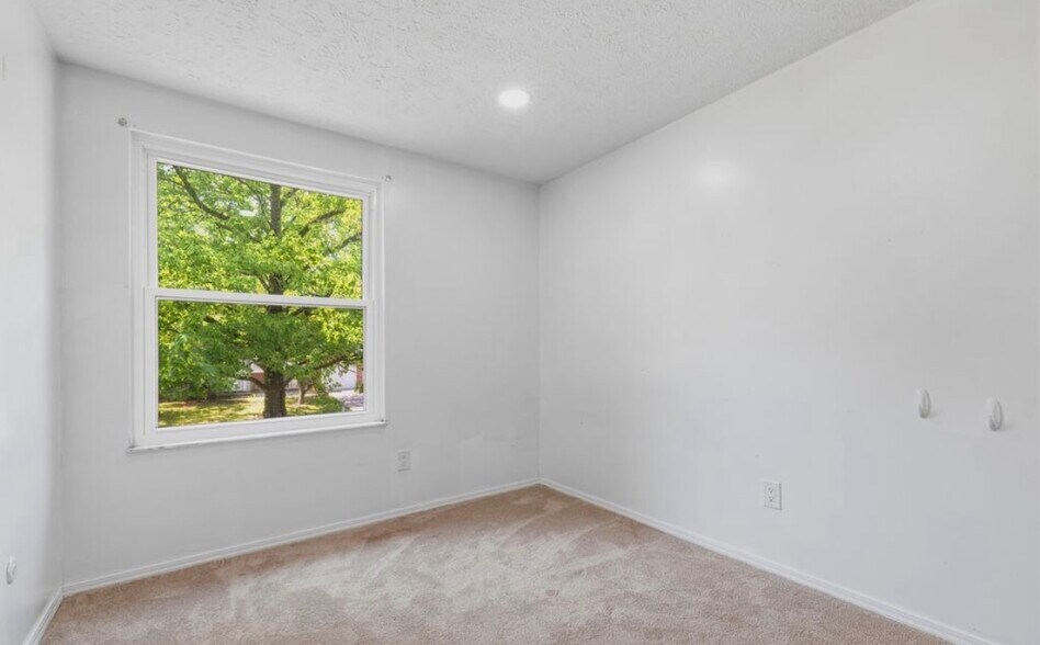 Building Photo - 9505 Thornwood Dr