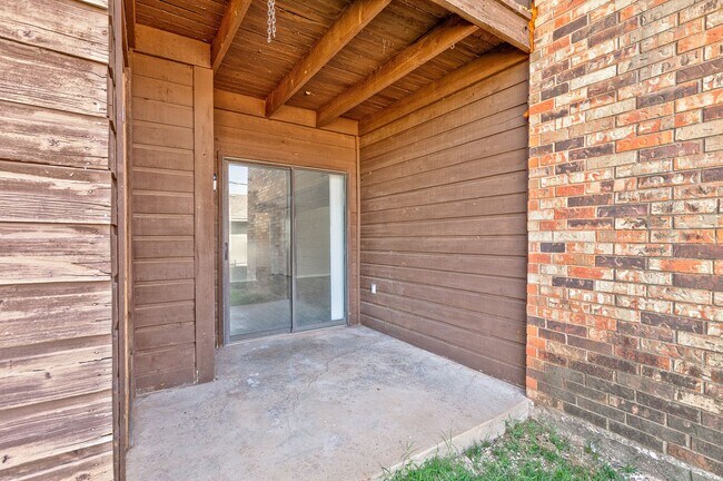 Building Photo - $899 Move In Special - Beautiful 2 bedroom 2 bathroom Apartment with Washer/Dryer hookups