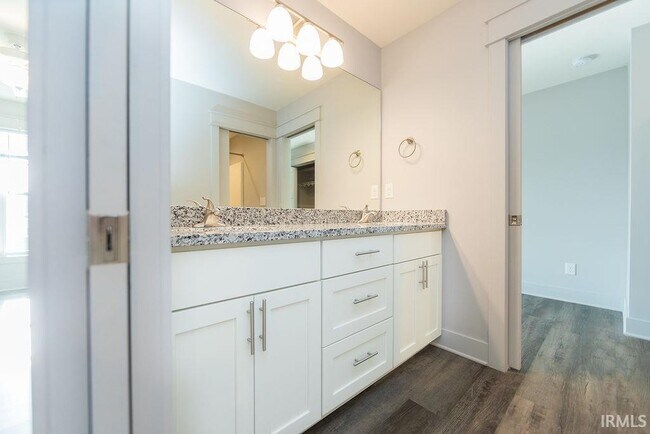 Building Photo - 1222 W Rangeview Cir