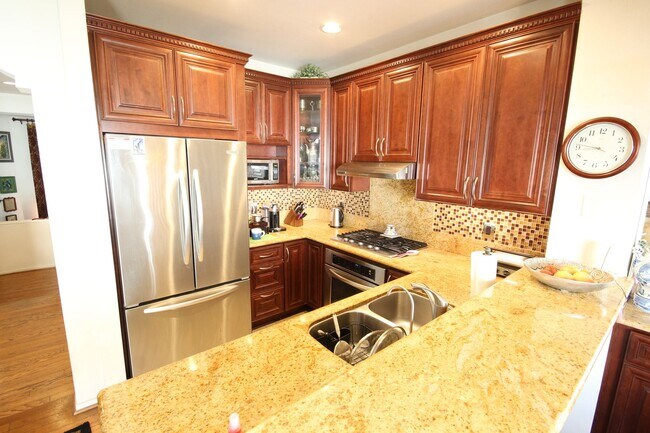 Building Photo - 3 Bedroom UTC/La Jolla Townhome