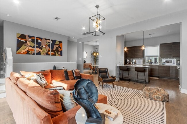 Building Photo - 2104 Dennis St