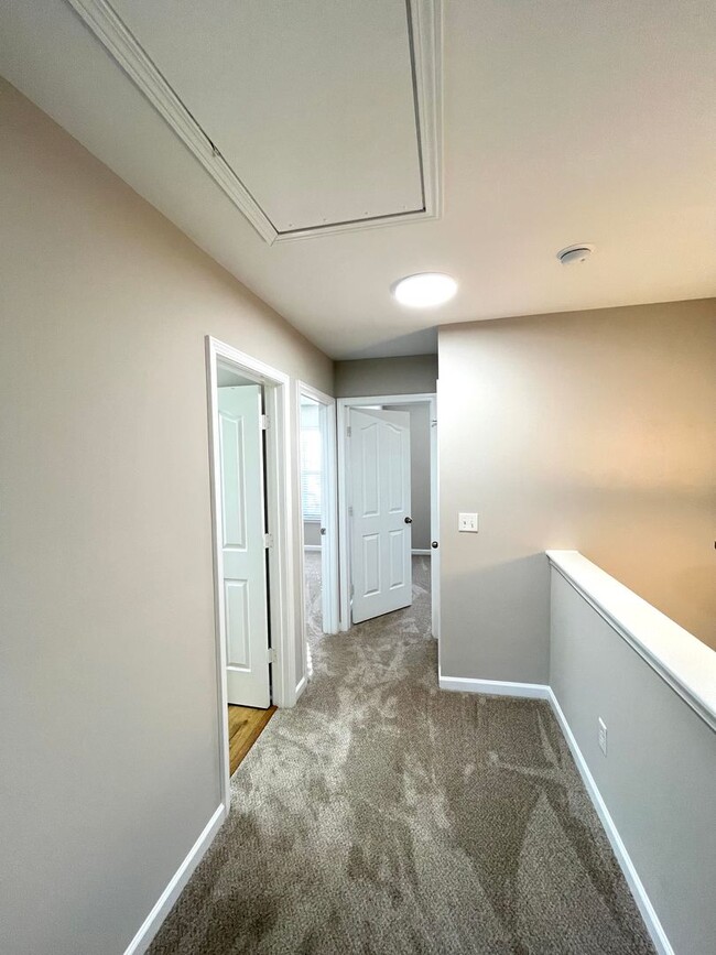 Building Photo - Newly Renovated 3 Bed, 2.5 bathroom Townhome