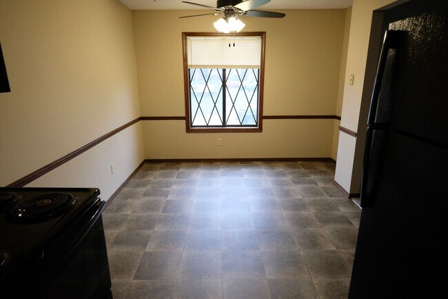 Building Photo - Full Featured Upper 2 Bed, 2 Bath, Garage and Pool