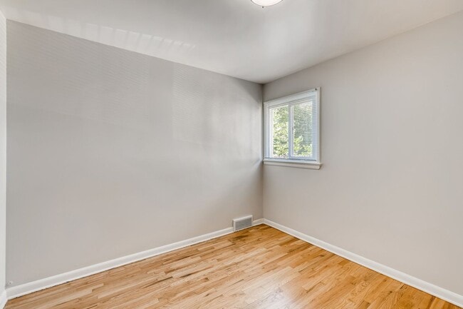 Building Photo - 3 Bedroom 2 Bathroom Denver Home with Bonu...