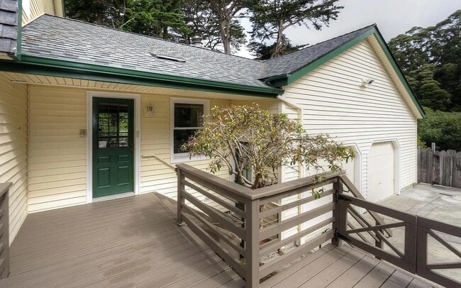 Building Photo - 1004 Acacia St