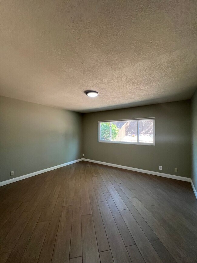Building Photo - Lake Forest House with 4 bed 2 bath plus loft