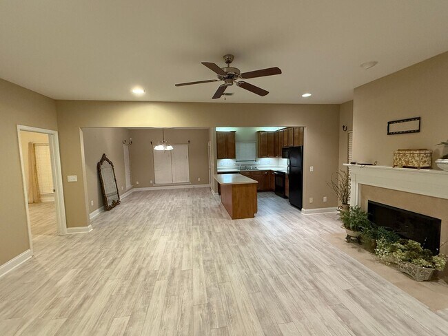 Building Photo - Chelsea Park - One Level 2 Bedroom on a Cu...