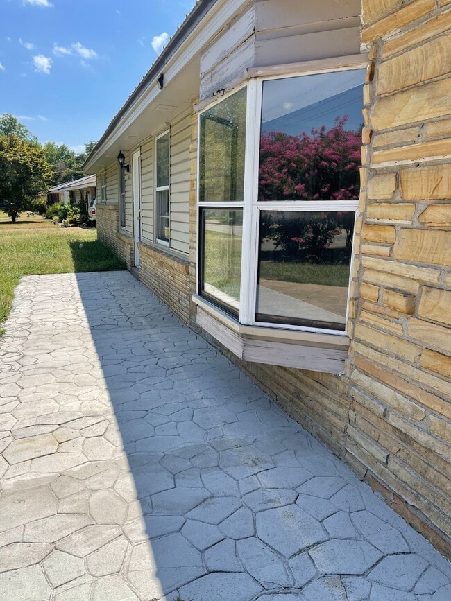 Building Photo - 1401 Brookhaven Rd