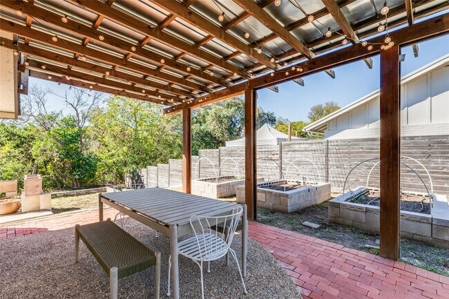 Building Photo - 705 Battle Bend Blvd