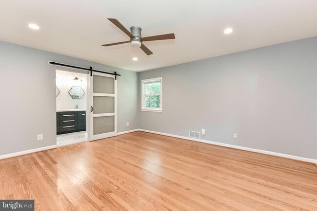 Building Photo - 9205 Hamilton Dr