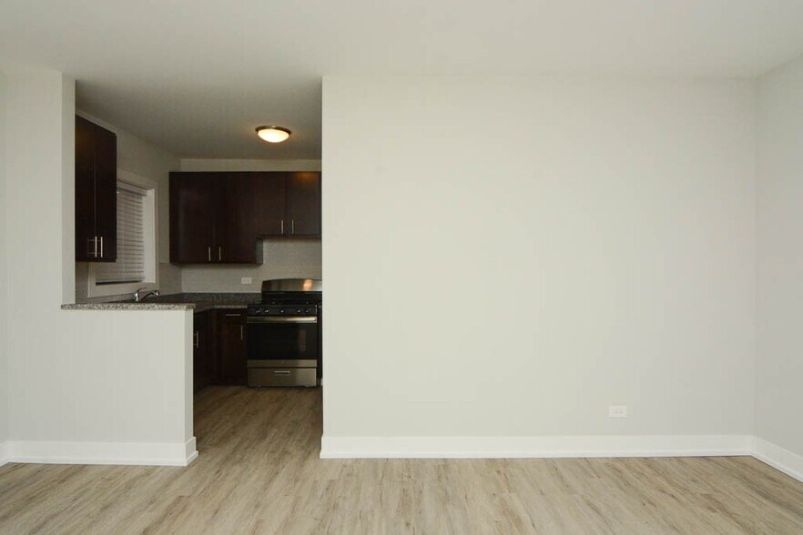 Building Photo - 706 W Brompton Ave