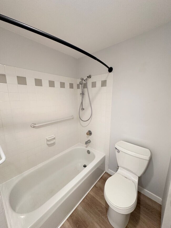 Building Photo - Sunny and Bright 1 bedroom, 1 bathroom Con...