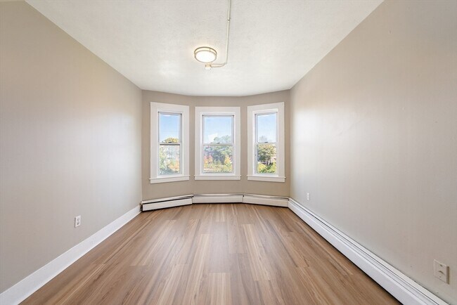 Building Photo - 50 Common St