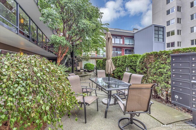 Building Photo - 752 Bellevue Ave E