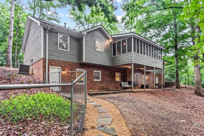 Building Photo - Prime Time Normal Town Living Home!
