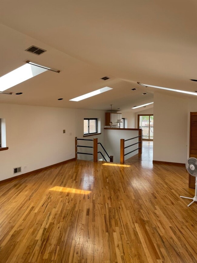Building Photo - 974 W Cullerton St