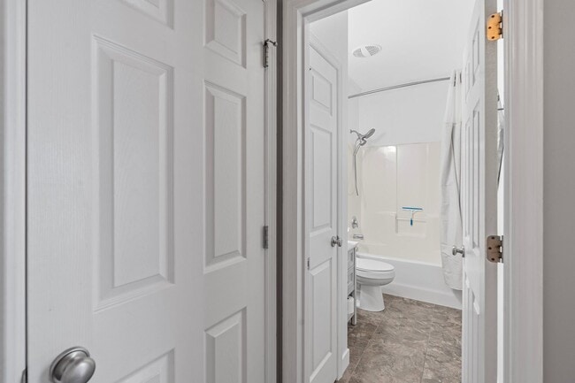 Building Photo - Beautiful 3-Bed, 3-Bath Home in Excellent ...