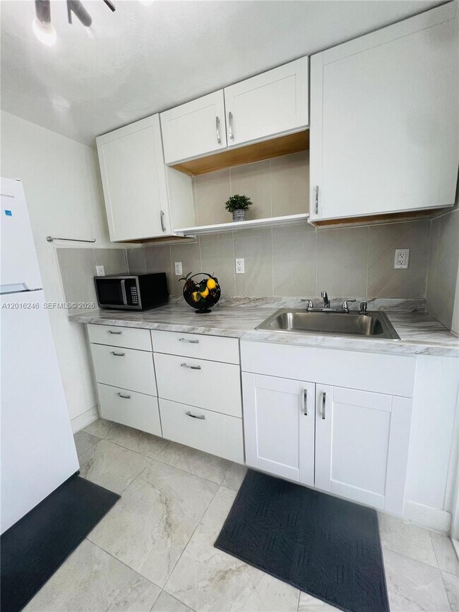 Building Photo - 2500 SW 131st Ct