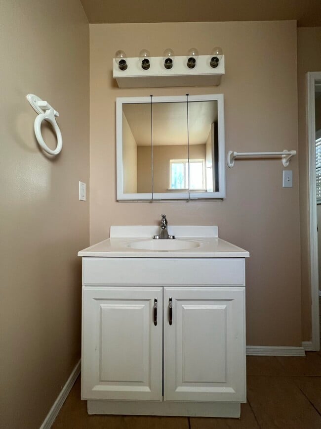 Building Photo - 2713 Fir St