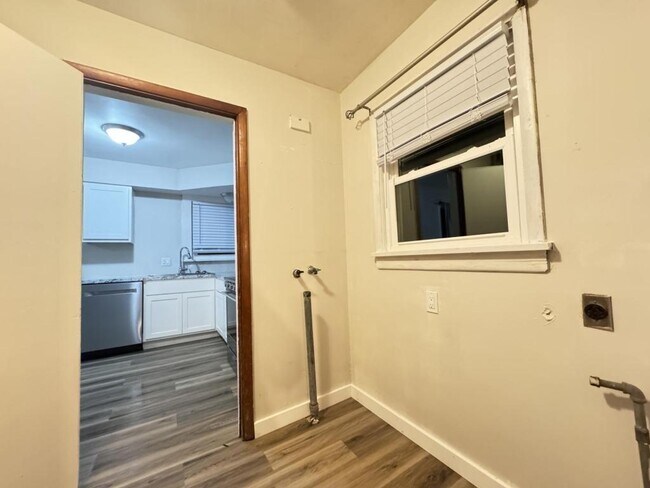 Building Photo - 1044 S Main Ave