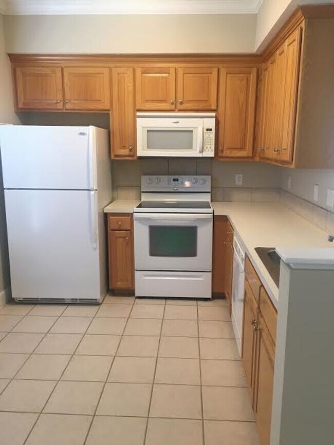 Building Photo - Updated 3x3.5 near Clinton Lake!