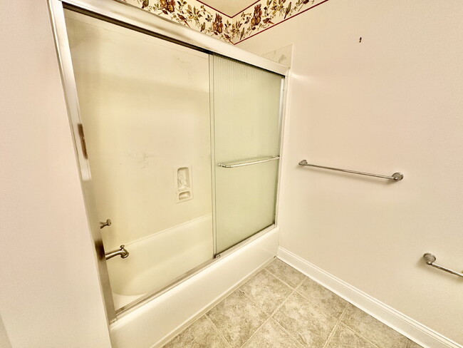 Building Photo - Three Bedroom Carriage House in Hampton Hall!
