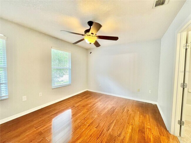 Building Photo - Beautiful 3BR/2.5BA Corner Townhome in Hai...