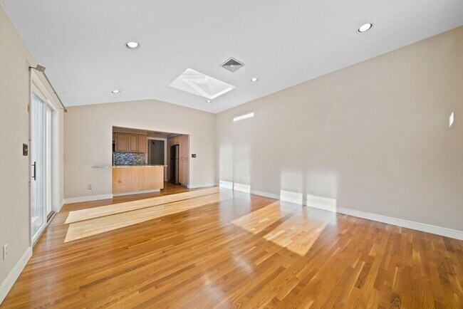 Building Photo - 55 Evelyn Rd