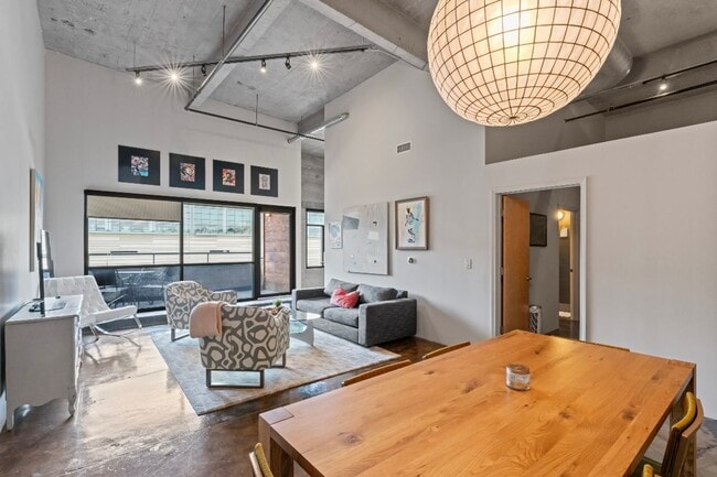 Building Photo - Fully Furnished 2 Bed / 2 Bath Modern Apartment Near Union Station! $2695.00!