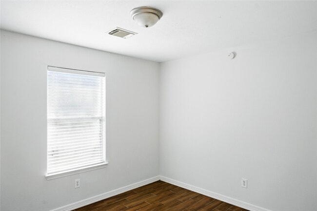 Building Photo - 706 Silver Cliff Ln