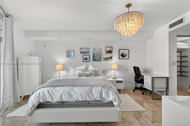 Building Photo - 9821 E Bay Harbor Dr