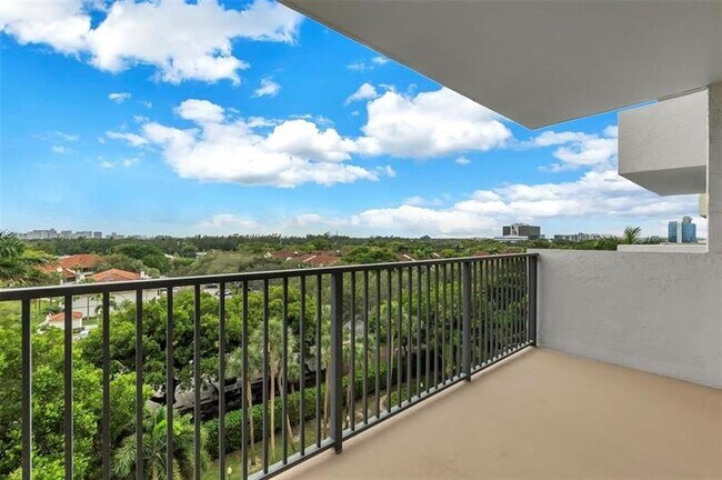 Building Photo - 3200 Port Royale Dr S
