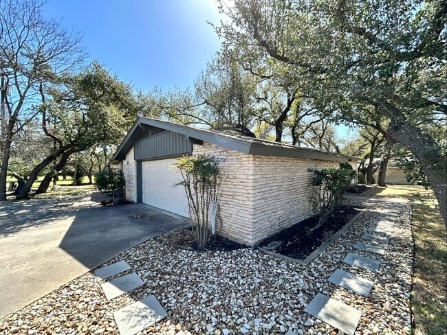 Building Photo - 9108 Balcones Club Dr