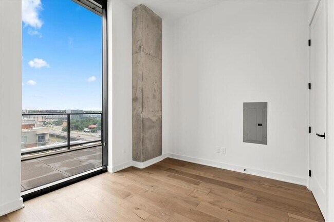 Building Photo - 84 East Ave