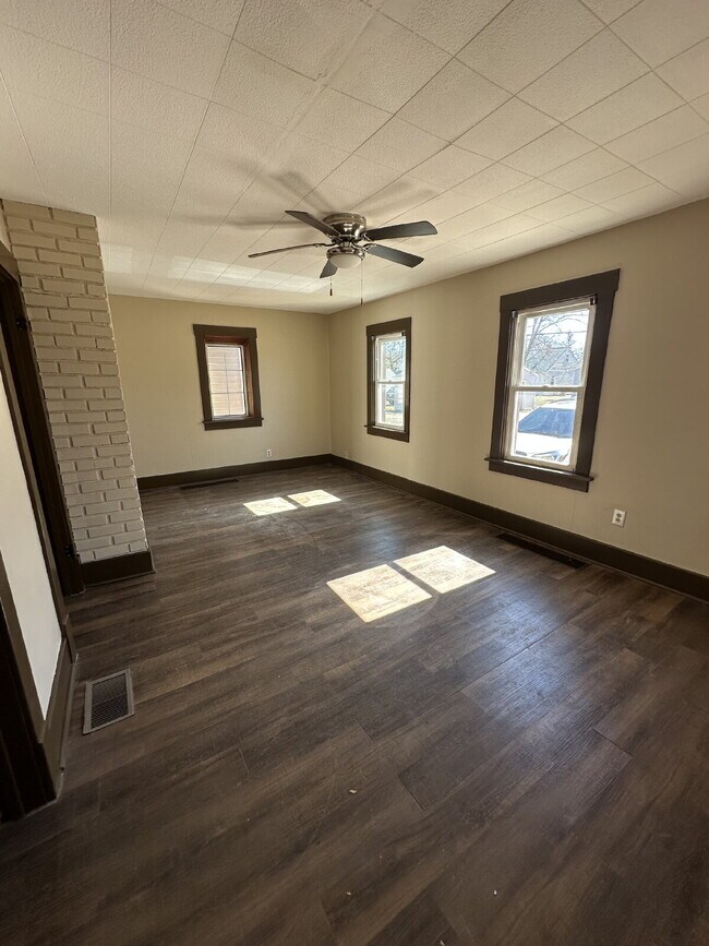 Building Photo - 121 Hackett St