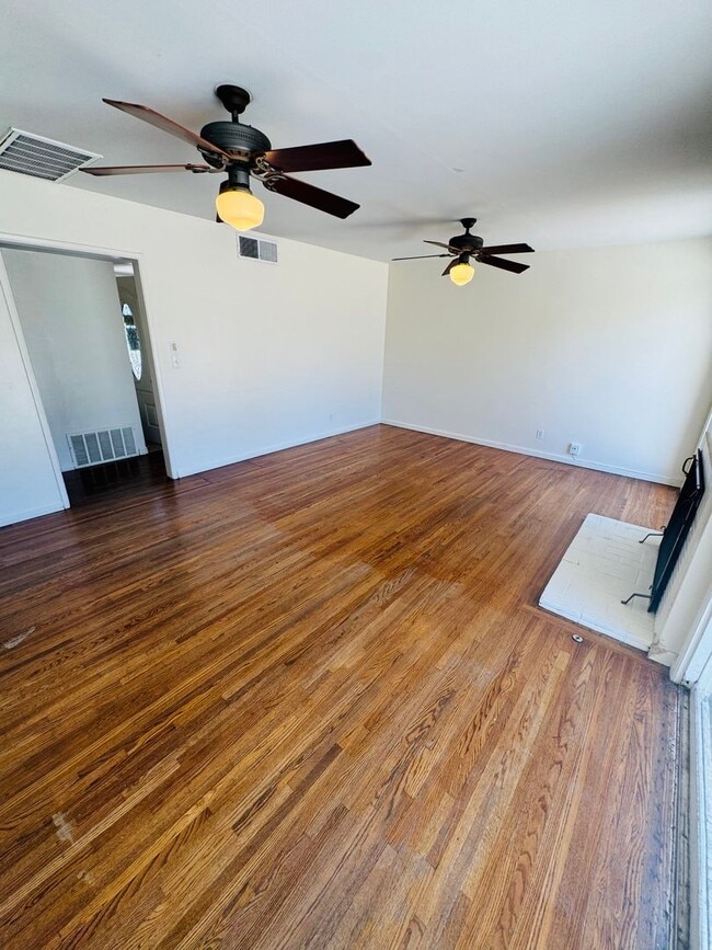 Building Photo - Charming property in Bakersfield – Minutes...