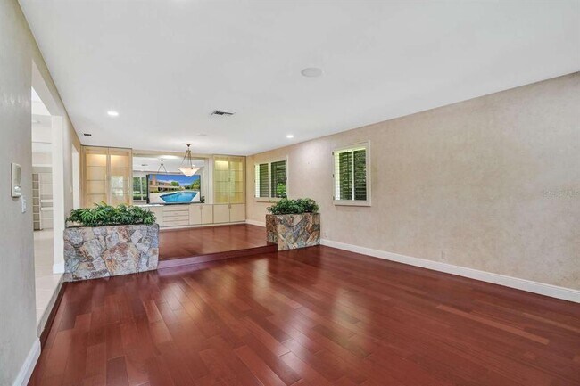 Building Photo - 2527 Lakes Dr