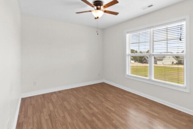 Building Photo - Well-Maintained 3 Bedroom, 2 Bath Home
