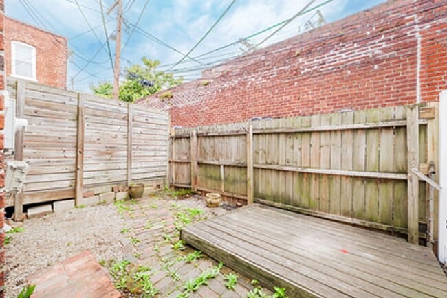 Building Photo - Great Fan Rowhouse!!