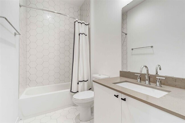 Building Photo - 800 Embassy Dr