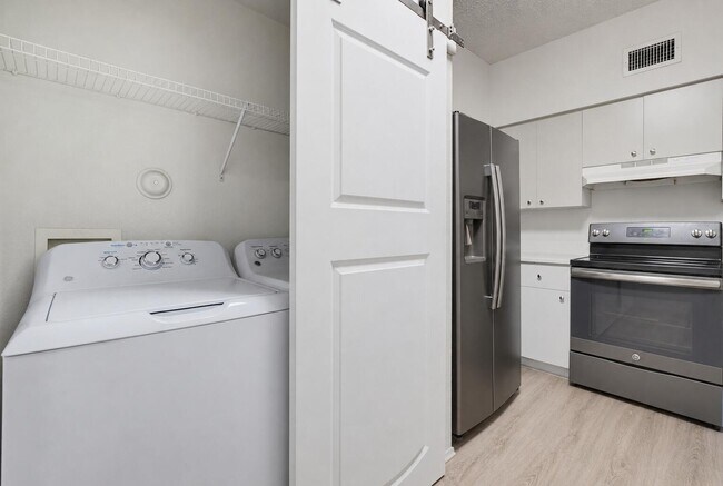 Building Photo - 350 Crestwood Cir