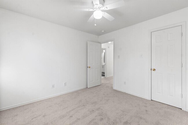 Building Photo - 122 S Walden Elms Cir
