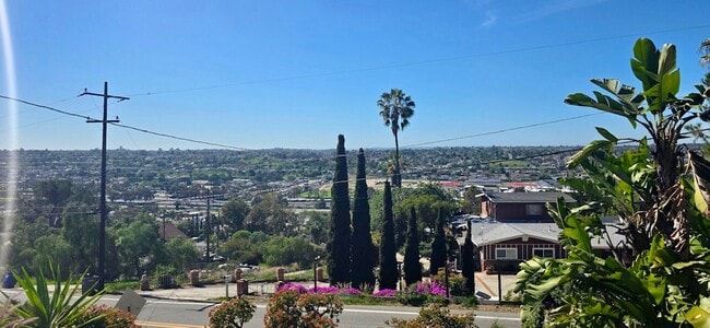 Building Photo - Great home with views of Sweetwater and Spring Valley mountains