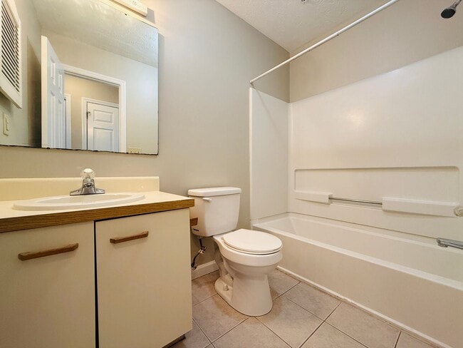 Building Photo - 962-6 Stewarts Creek Dr