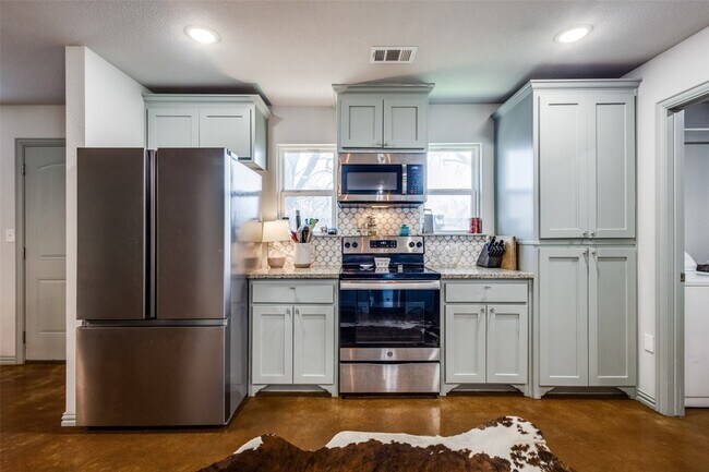 Building Photo - 409 W Johnson St